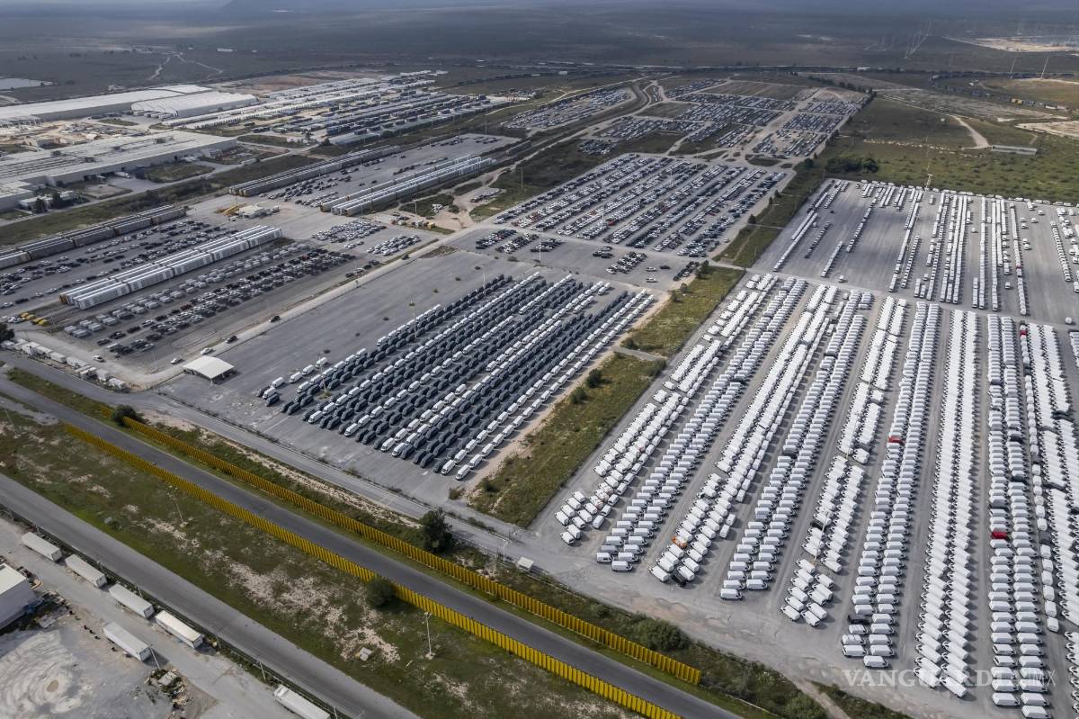 $!Las instalaciones de Stellantis en Derramadero cuentan con un amplio stock que se puede ver desde las alturas.