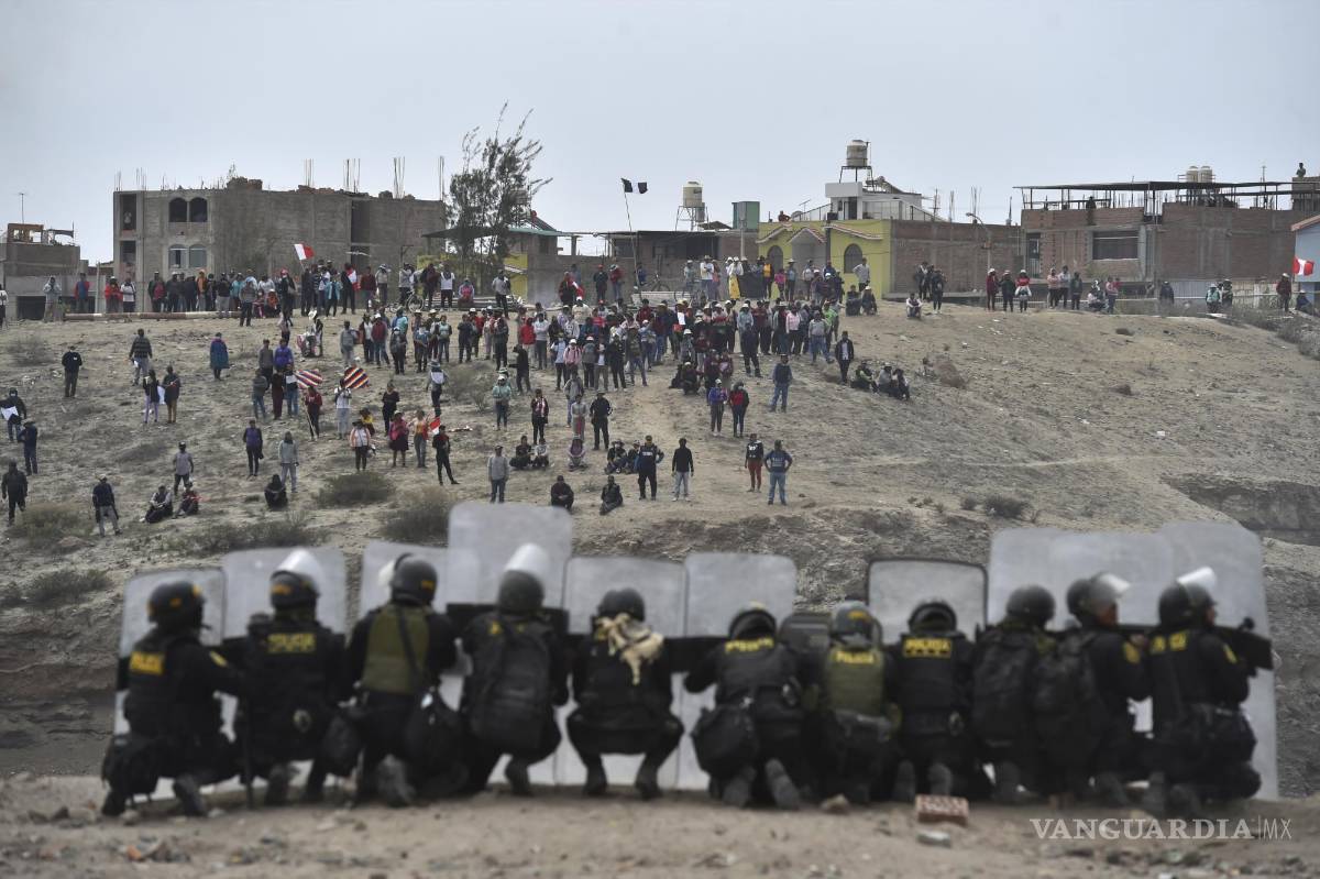 $!Manifestantes antigubernamentales se enfrentan a las fuerzas de seguridad afuera del aeropuerto Alfredo Rodríguez Ballón en Arequipa, Perú.
