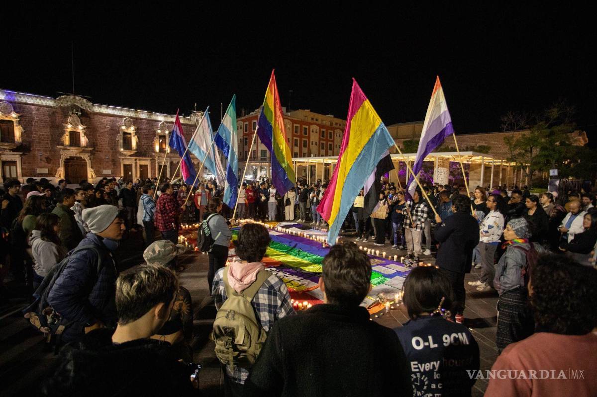 $!Cientos de personas se concentraron frente al Palacio de Gobierno de Aguascalientes para exigir justicia por el asesinato de Jesús Ociel Baena Saucedo.