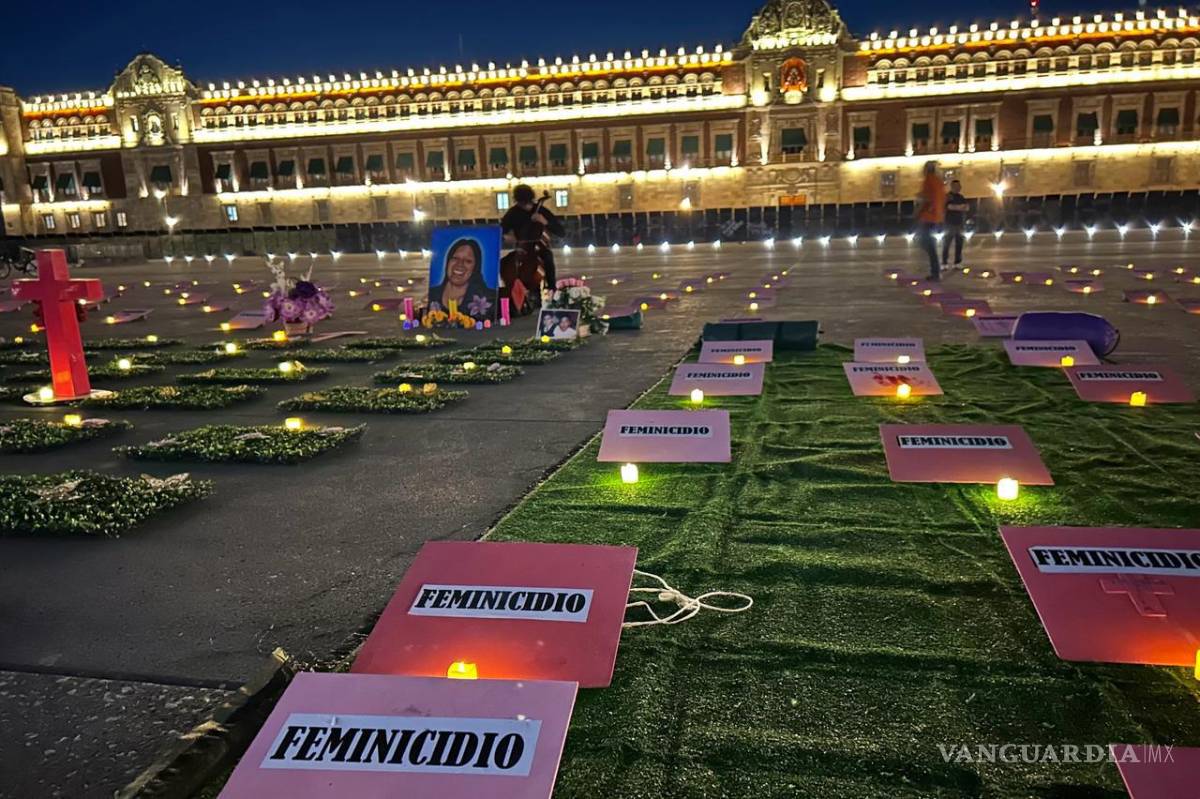 $!Aspectos de la velada que se realiza en el Zócalo capitalino para exigir justicia por las mujeres desaparecidas y victimas de feminicidios.