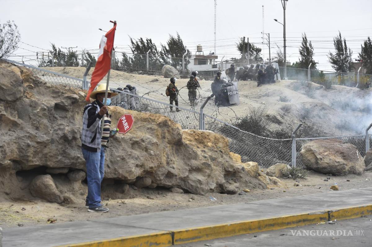 $!Agentes de seguridad vigilan el perímetro del aeropuerto Alfredo Rodríguez Ballón durante enfrentamientos con manifestantes antigubernamentales en Arequipa.