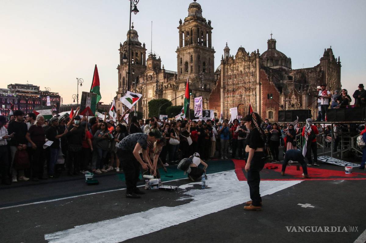 $!Manifestantes pintan la bandera de Palestina en el Zócalo de CDMX