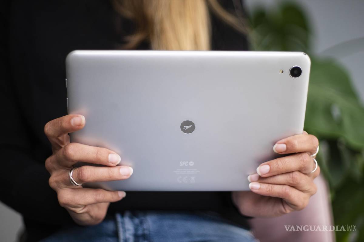 $!Usuaria con una ‘tablet’ del modelo GRAVITY en sus manos.