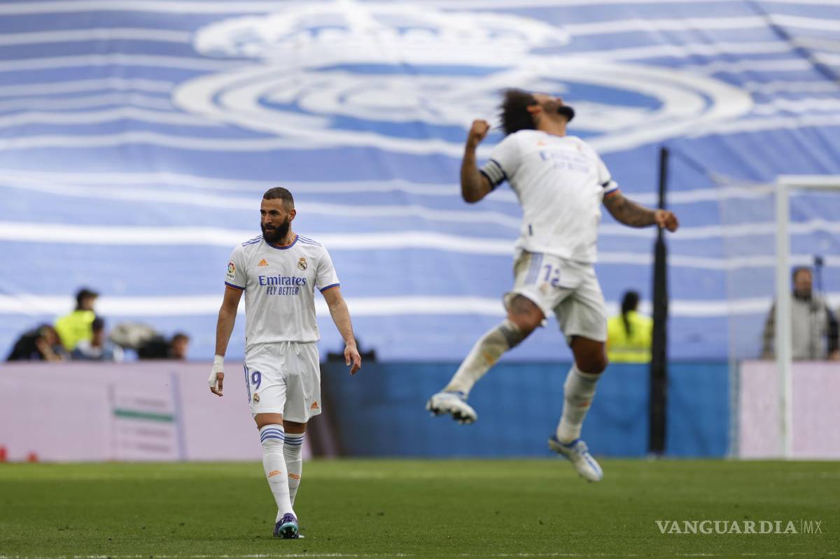 $!El delantero francés del Real Madrid Karim Benzema (i) junto al defensa Marcelo Vieira contra Espanyol.