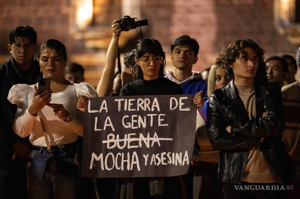$!Cientos de personas se concentraron frente al Palacio de Gobierno de Aguascalientes para exigir justicia por el asesinato de Jesús Ociel Baena Saucedo.