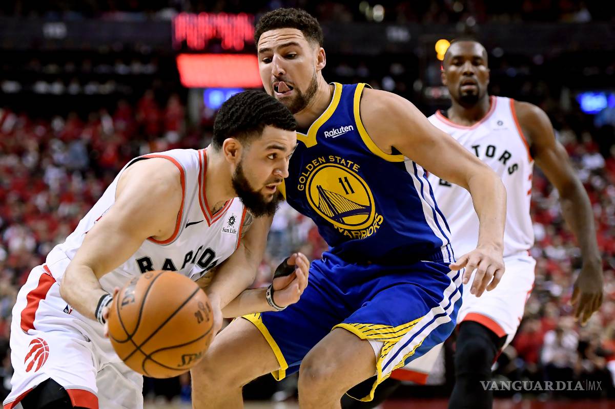 $!En un frenético cierre, Warriors gana a los Raptors y se llevan el segundo de la serie