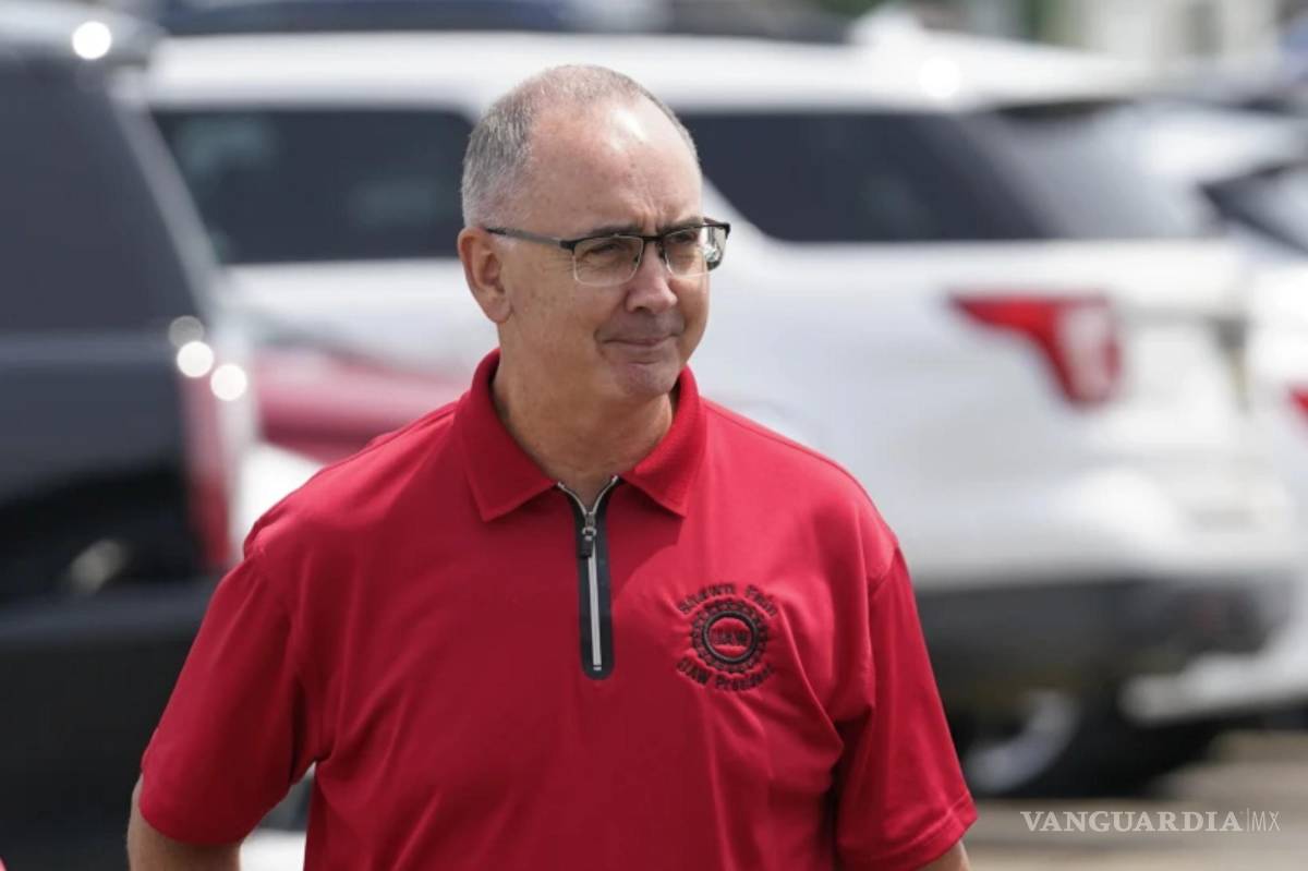 $!El presidente de United Auto Workers, Shawn Fain, habla con trabajadores automotrices fuera de la planta Factory Zero de GM en Hamtramck, Michigan.