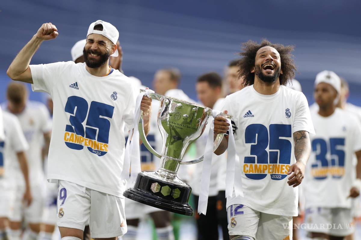 $!Los jugadores del Real Madrid Karim Benzemá (i) y Marcelo Vieira celebran en el estadio Santiago Bernabéu, en Madrid.