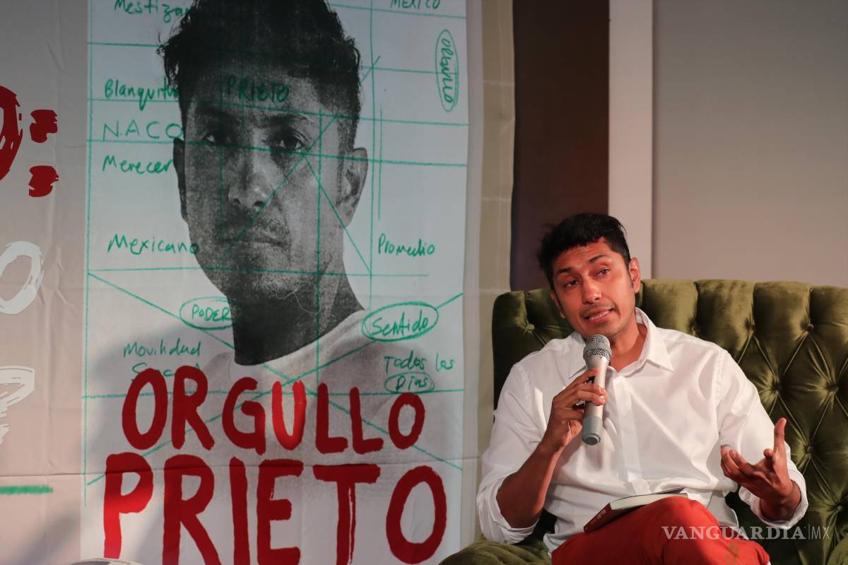$!El actor mexicano Tenoch Huerta presentó su libro “Orgullo Prieto”, del cual dijo que saca la “mugre” del racismo en México.