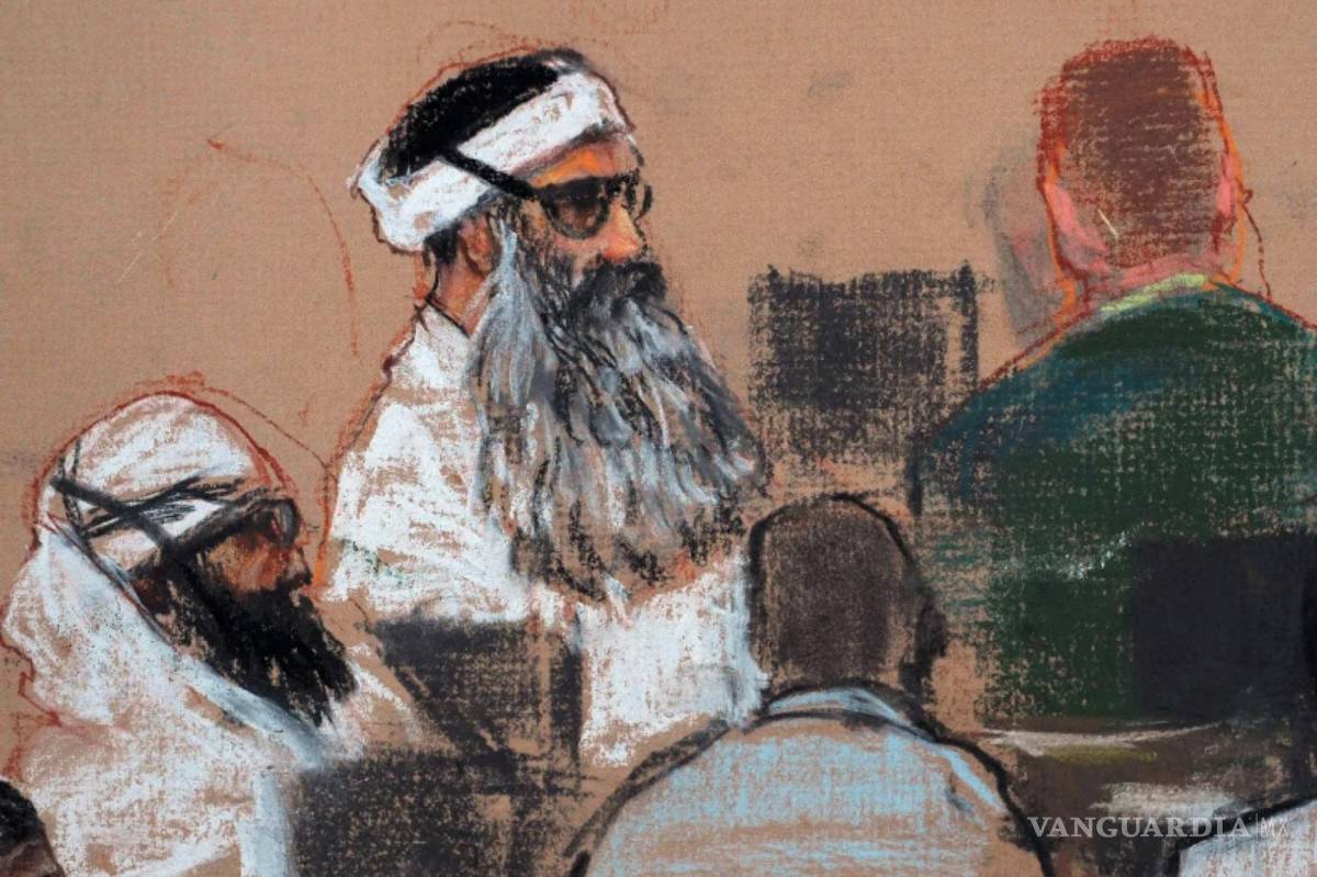 $!En este dibujo de la corte, realizado por la artista Janet Hamlin parecen Khalid Sheikh Mohammed, y Walid Bin Attash previa al juicio en Guantánamo, Cuba.
