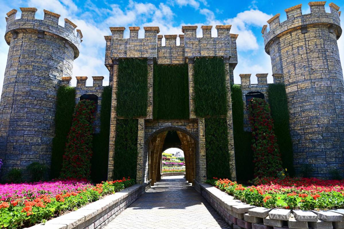 $!Castillo rodeado de coloridos jardines en flor, en Dubai Miracle Garden. Foto: Turismo de Dubái.
