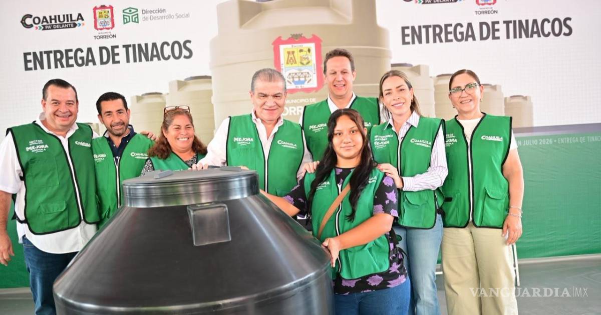 Entrega Riquelme tinacos y promete mejorar el abasto de agua en Torreón