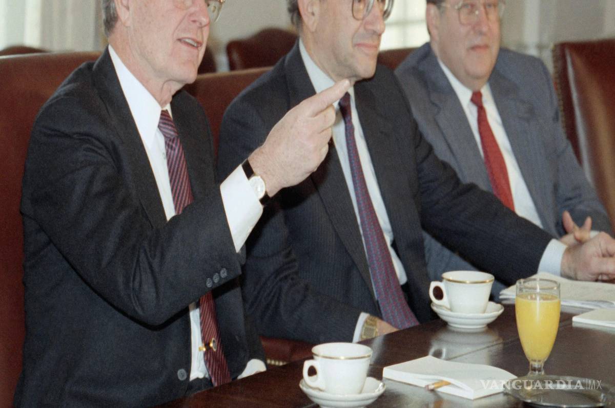 $!El presidente George Bush en una reunión con asesores económicos en la Casa Blanca, el 15 de enero de 1991; asu lado ell presidente de Fed Alan Greenspan.
