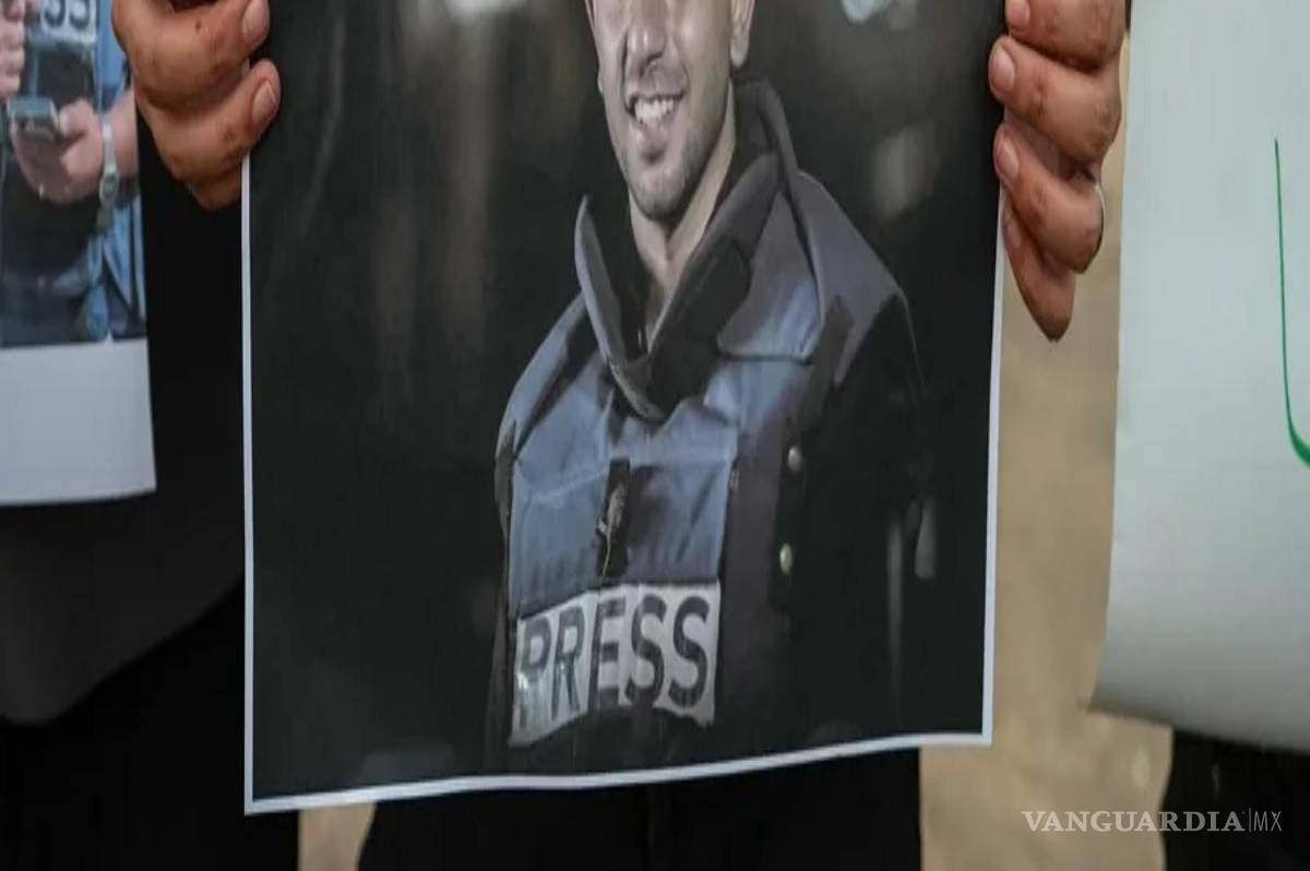 $!Un periodista sirio sostiene una fotografía del fallecido periodista palestino y corresponsal de Al Jazeera, Anas al-Sharif, en una protesta por el asesinato de periodistas en la Franja de Gaza.