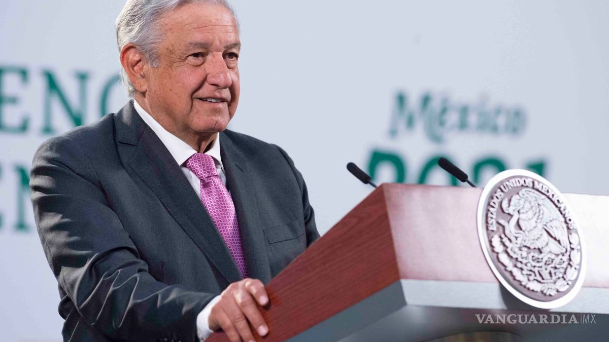 AMLO exhibe que Oxxo, Walmart y Bimbo pagan casi tres veces menos de luz que un hogar