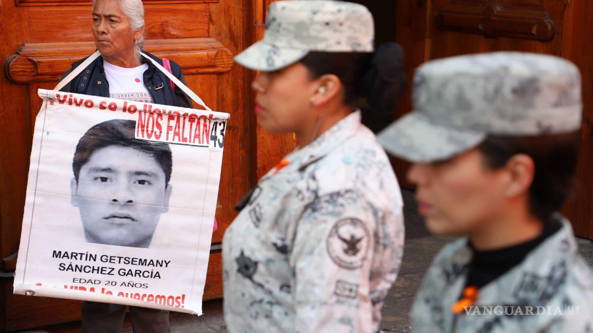 Padres de los 43 normalistas de Ayotzinapa se reúnen con Sheinbaum por primera vez como presidenta