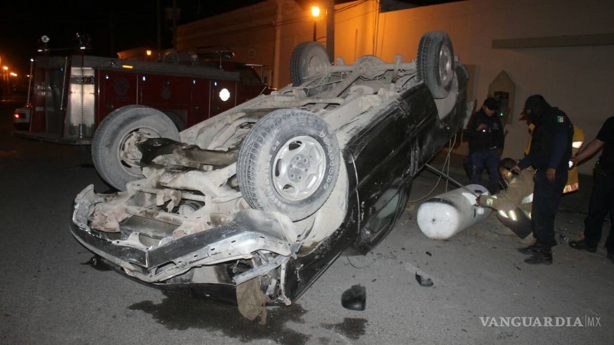 Conductor se impacta contra vehículos en Parras... pasan 12 días y no paga daños al afectado