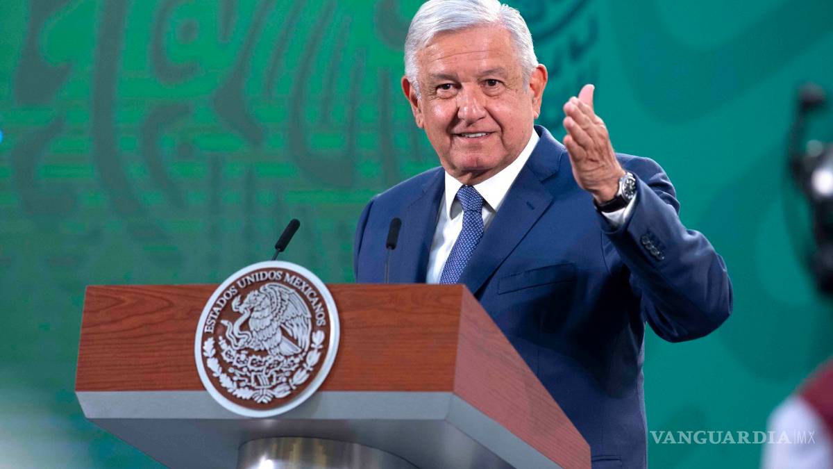 AMLO entrega premios al mérito a médicos y enfermeros que combaten pandemia