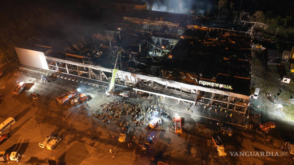 Rescatistas buscan víctimas en centro comercial ucraniano bombardeado por Rusia