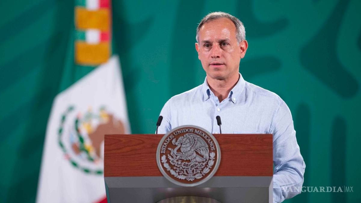 Gatell tose en conferencia, sin cubrebocas; es un "catarro común" dice