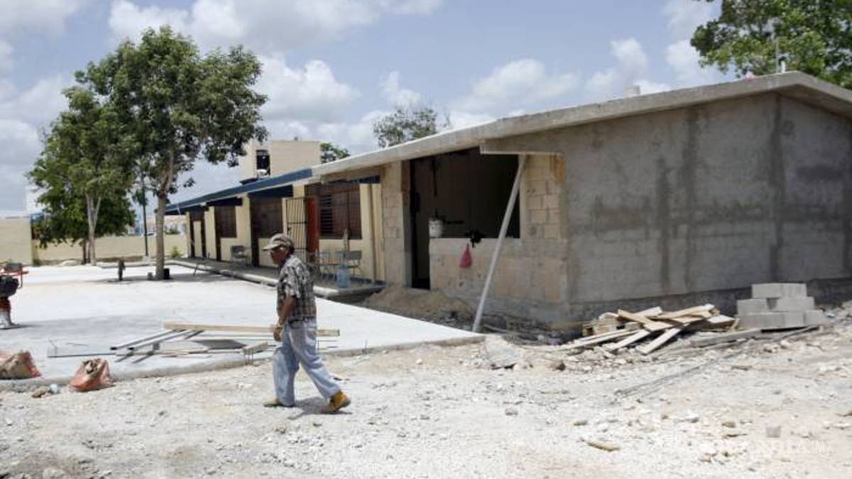Padres de familia ya vigilan obras en 33 mil planteles escolares