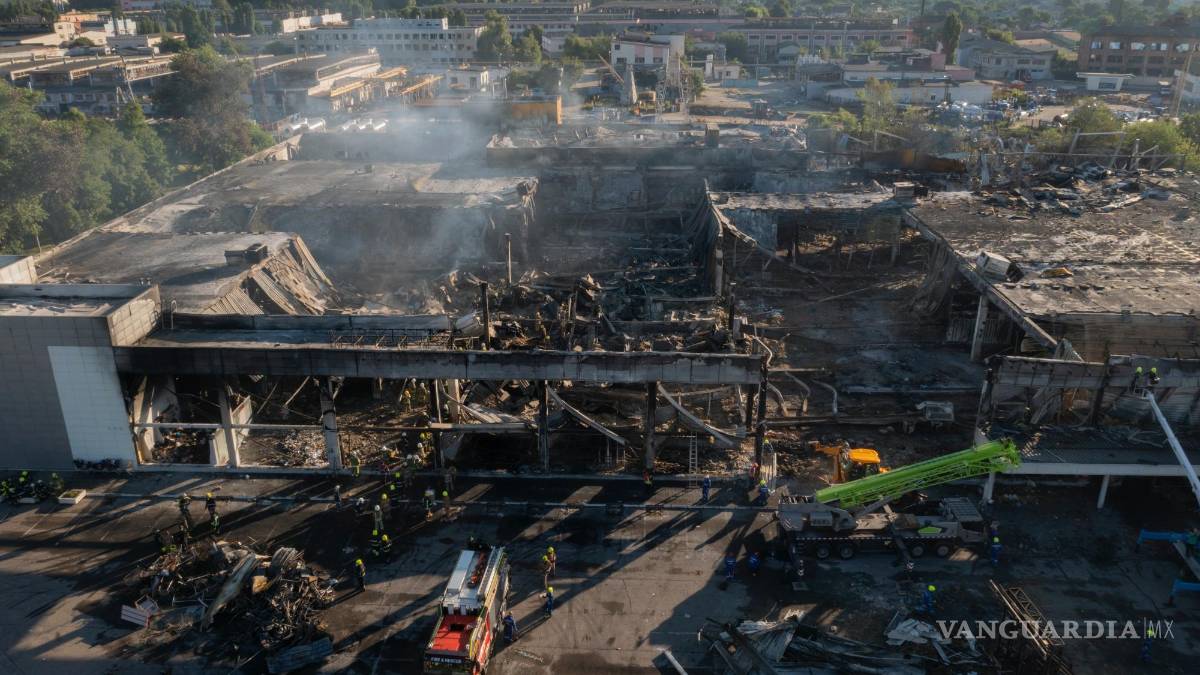 Rescatistas buscan víctimas en centro comercial ucraniano bombardeado por Rusia