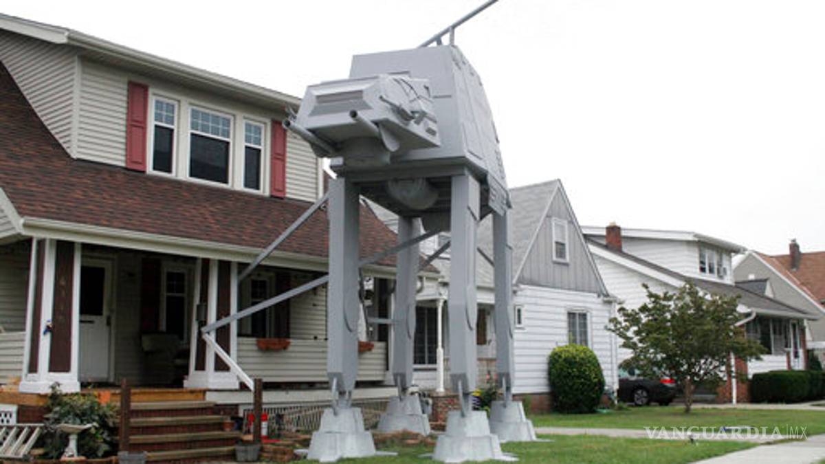 Vecino de Ohio replica en su jardín un transporte acorazado de "Star Wars"
