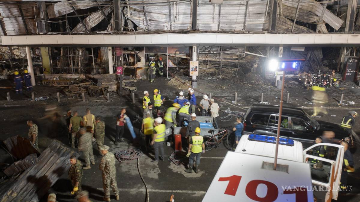 Rescatistas buscan víctimas en centro comercial ucraniano bombardeado por Rusia