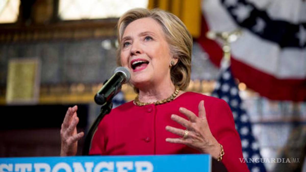 Se divierte Hillary Clinton de parodia de sí misma en “Saturday Night Live”