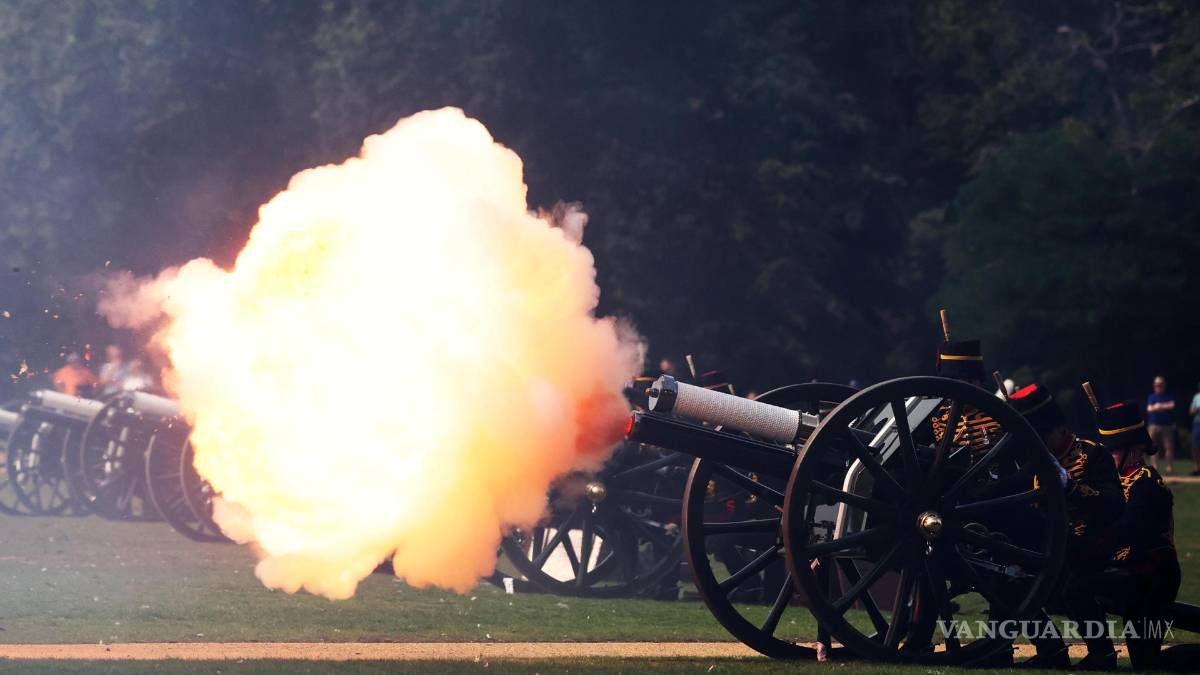 Mientras Rishi Sunak, primer ministro británico, pondera el servicio de Isabel II a un año de su muerte, los antimonárquicos protestan