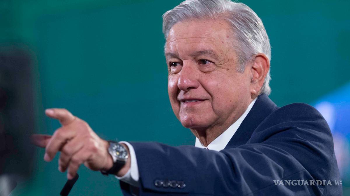 'Le tienen miedo a la democracia': AMLO responde al INE por censura