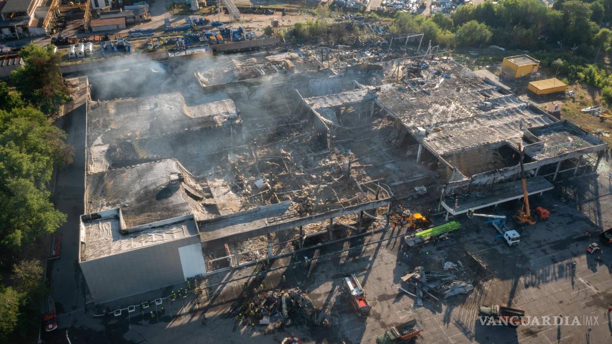 Rescatistas buscan víctimas en centro comercial ucraniano bombardeado por Rusia