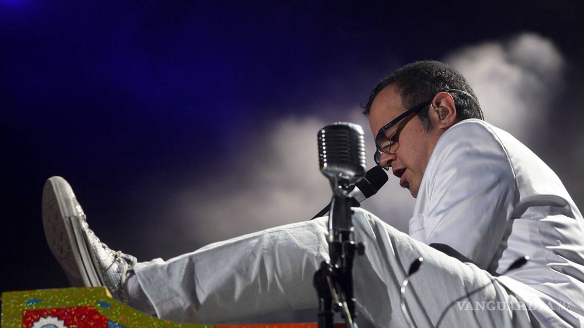 Aleks Syntek tiene “día de furia”, tras críticas por hacer “música para Godínez”