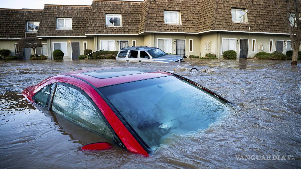 ‘Estamos atrapados aquí’; lluvias, aludes y socavones azotan a California
