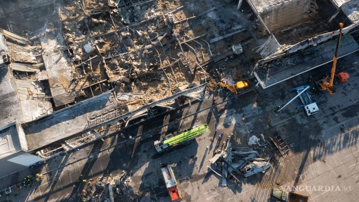 Rescatistas buscan víctimas en centro comercial ucraniano bombardeado por Rusia