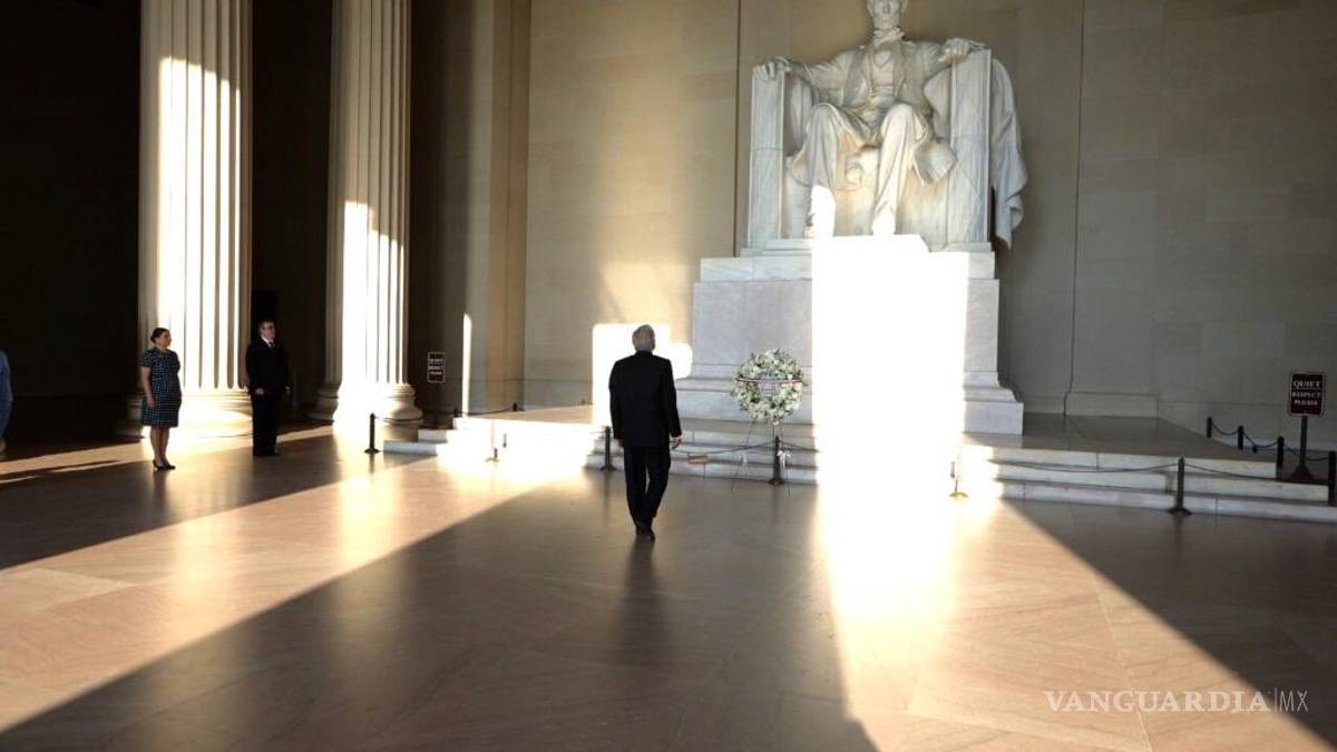 AMLO deja ofrendas tras visita a los monumentos de Lincoln y Juárez en EU