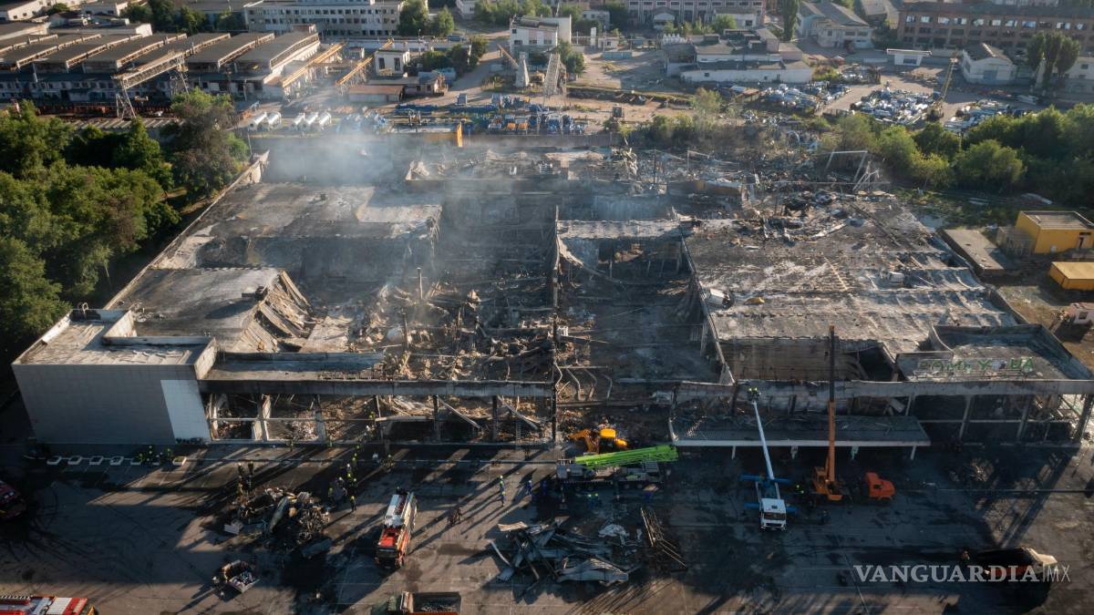 Rescatistas buscan víctimas en centro comercial ucraniano bombardeado por Rusia