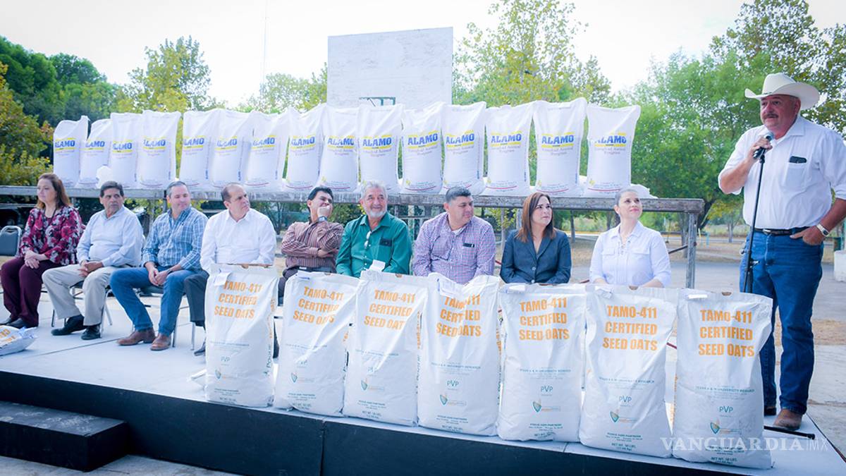 Entregan semillas de avena forrajera y zacate Rygrass a productores agrícolas de Piedras Negras