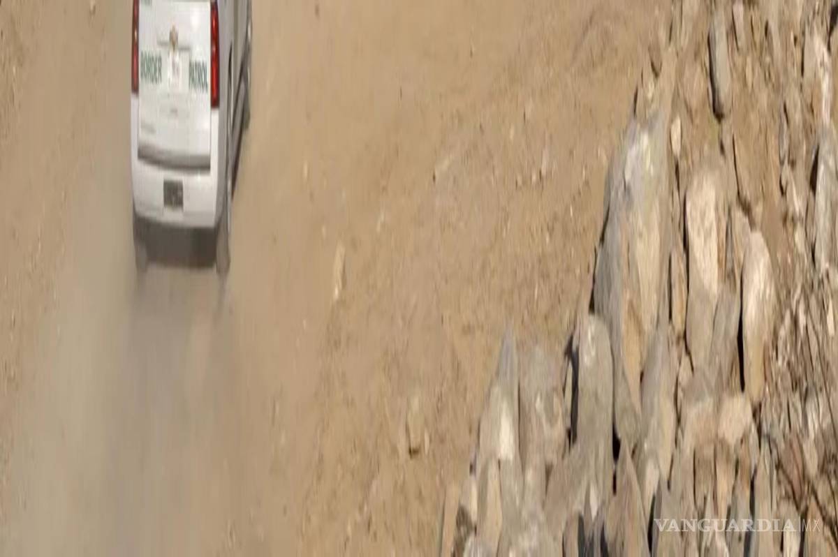 $!Camionetas del Servicio de Aduanas y Protección Fronteriza de Estados Unidos patrullando la frontera con México, en El Paso, Texas.