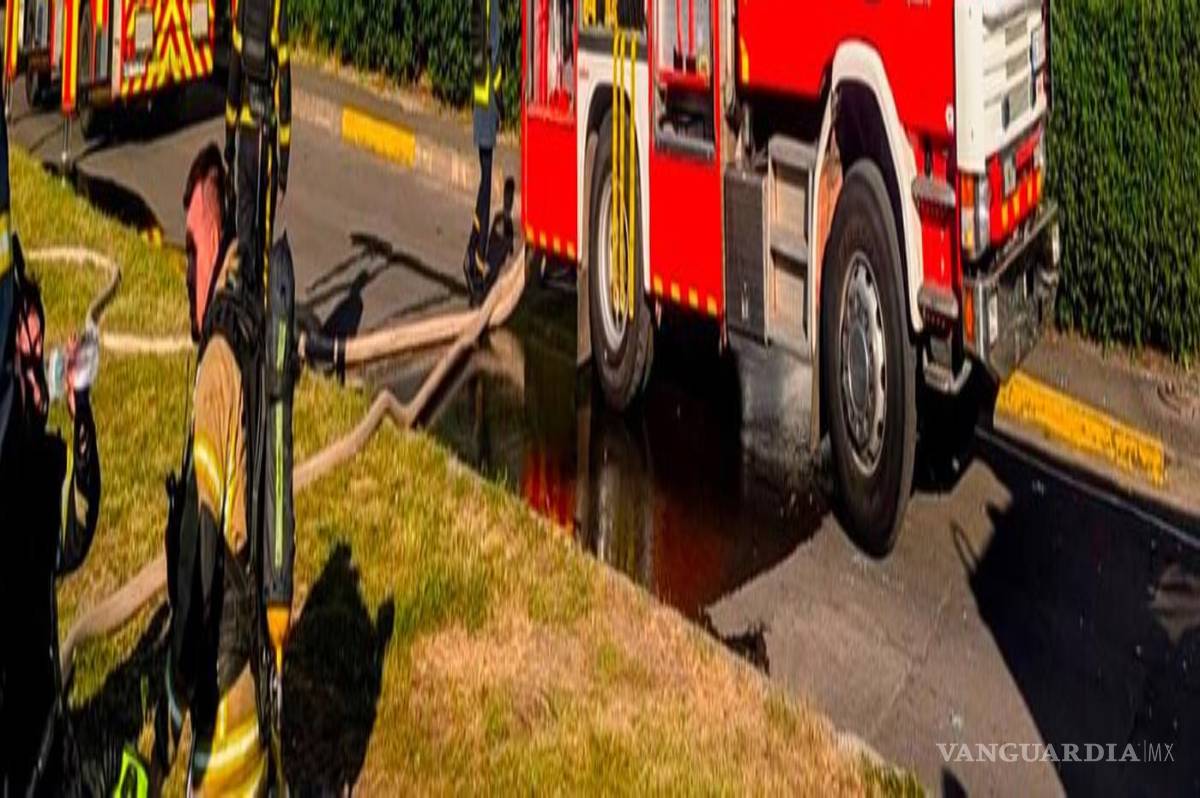 $!Un grupo de bomberos combaten un incendio en un centro comercial ocurrido tras un ataque ruso con drones en Kryvyi Rih, Ucrania.