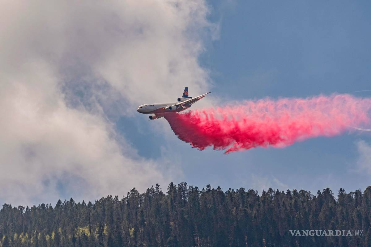 Avión DC10 comienza descargas de agua con retardante en zona del incendio en Arteaga