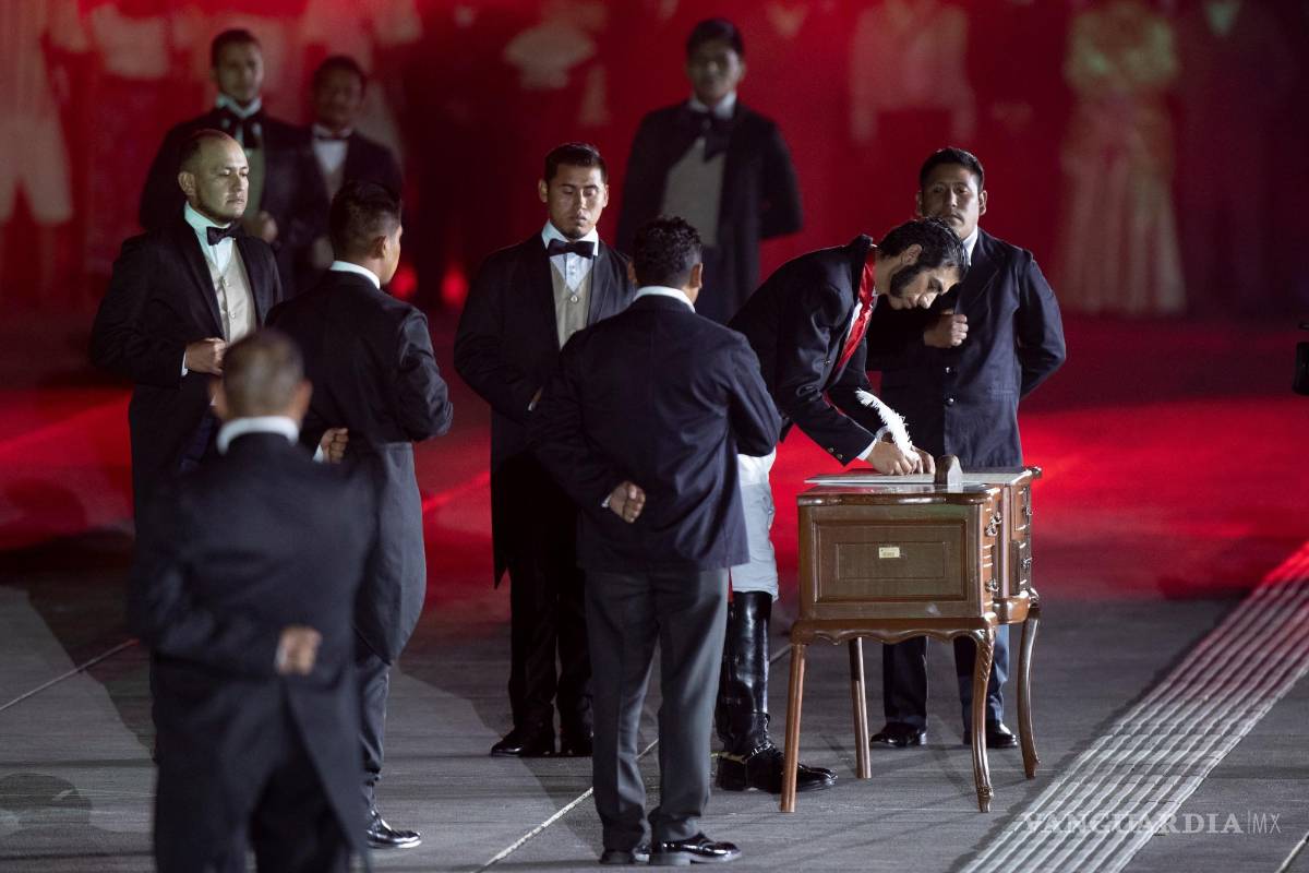 $!Fotografía que muestra la representación histórica durante la ceremonia del 200 aniversario de la consumación de independencia en Ciudad de México (México). EFE/Carlos Ramírez