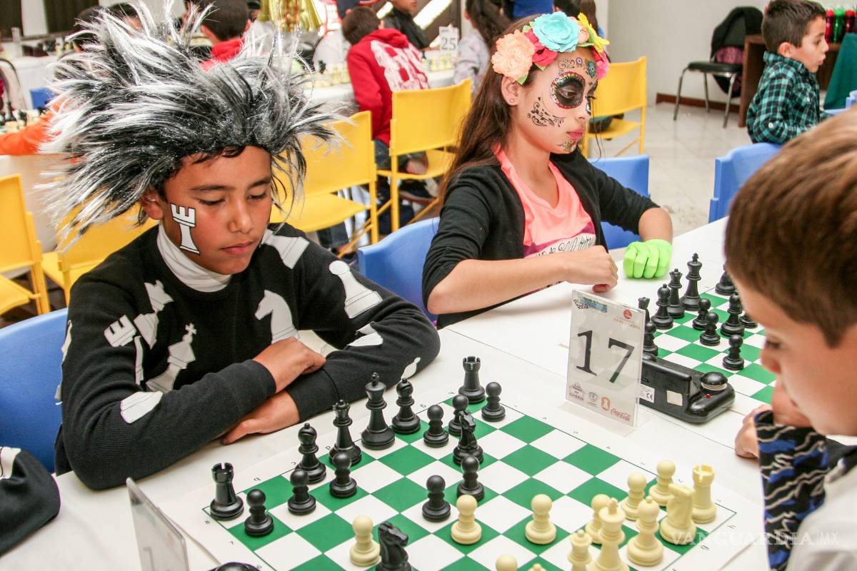 $!Fiesta de estrategia y disfraces de Construajedrez