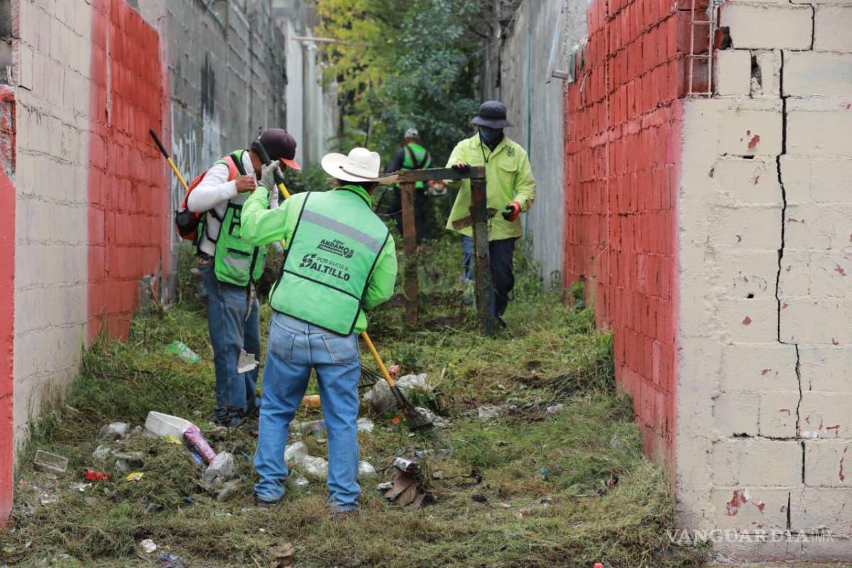 $!Cuadrillas municipales realizaron labores de limpieza profunda en los callejones de la colonia Morelos, donde retiraron residuos y maleza acumulados entre varias calles.