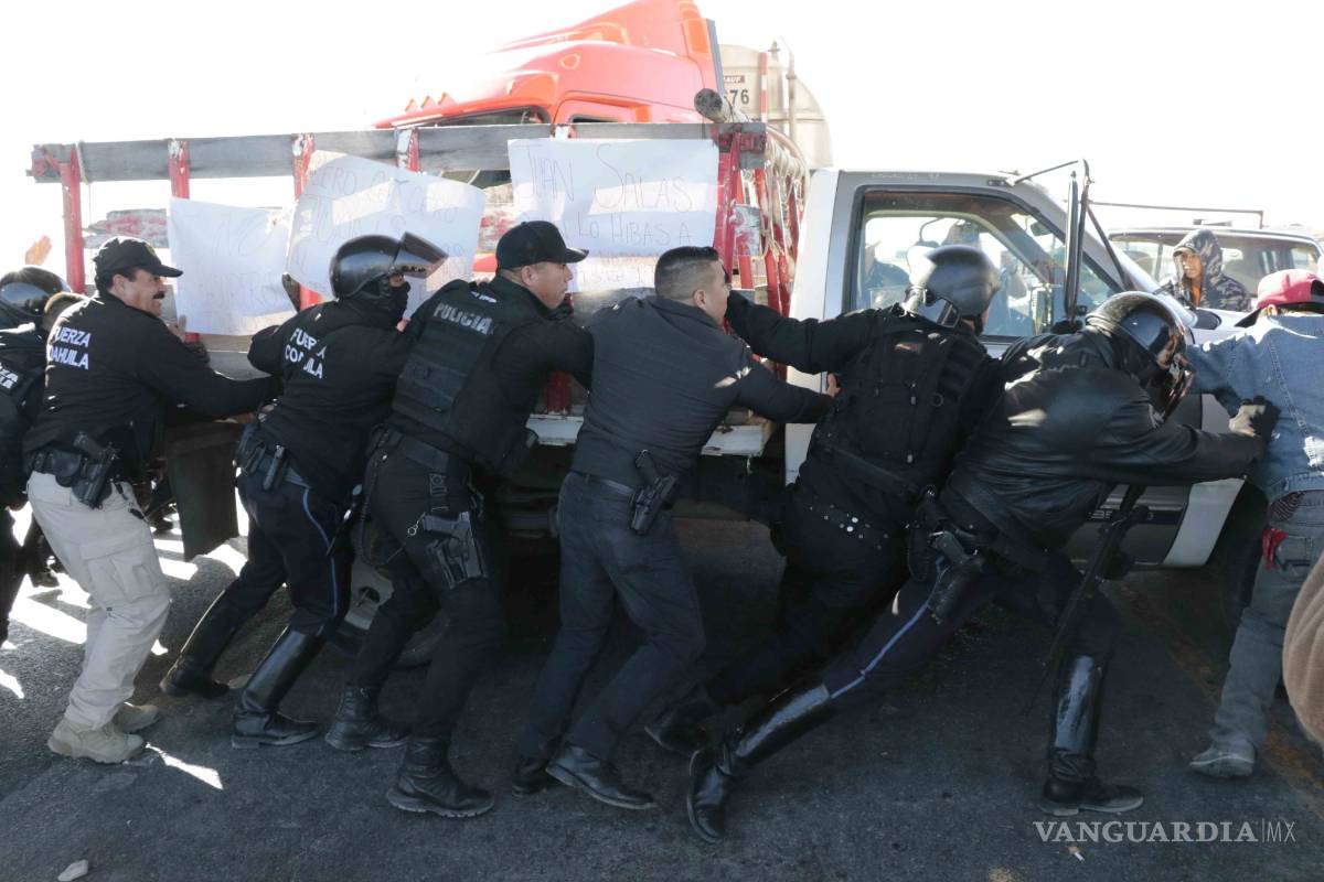$!Caos por 6 horas en autopista de Coahuila; 200 campesinos bloquean vías para exigir cierre de basurero tóxico