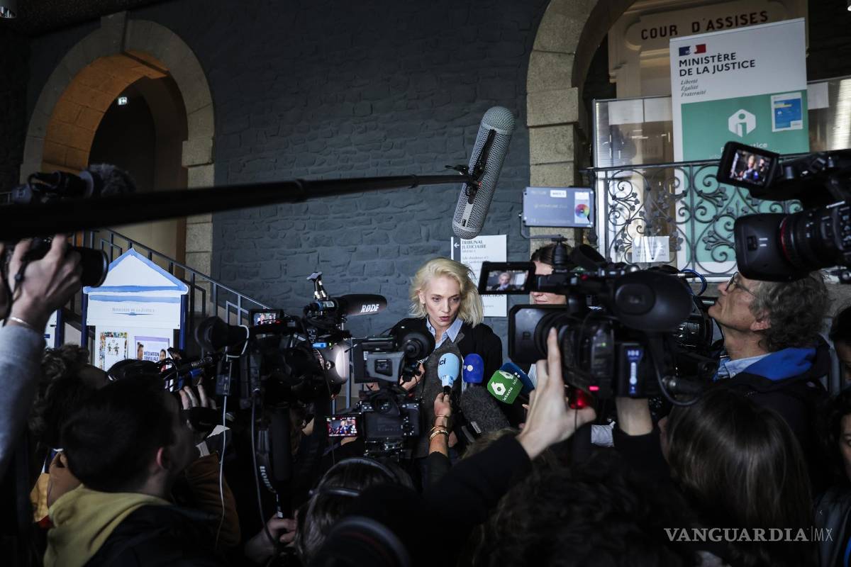 $!Marie Grimaud, abogada de 37 víctimas, habla con la prensa al final del primer día del juicio de Joel Le Scouarnec en Vannes, Francia.