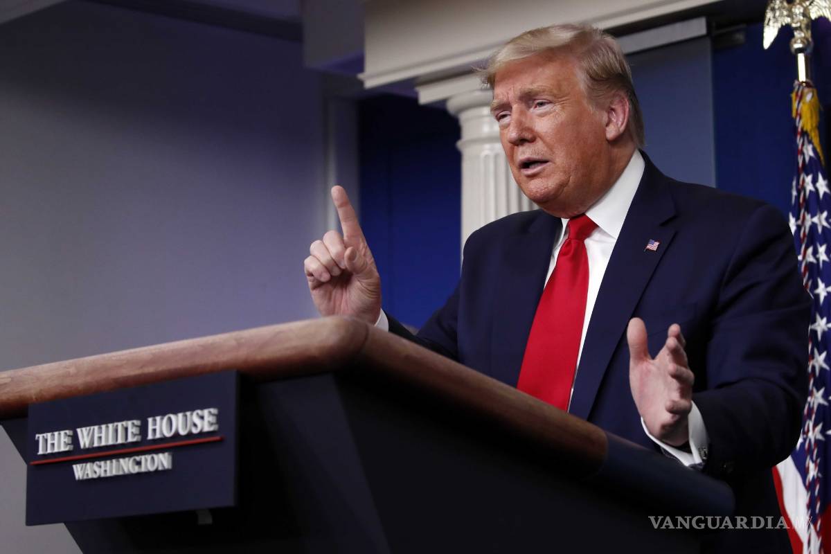 Donald Trump firma paquete de rescate de 2.2 billones de dólares por coronavirus