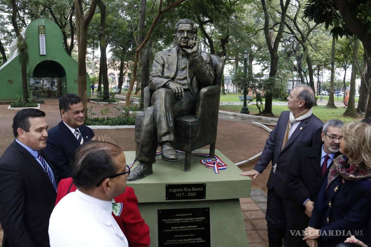 Por centenario de Augusto Roa Bastos inauguran su estatua en Paraguay