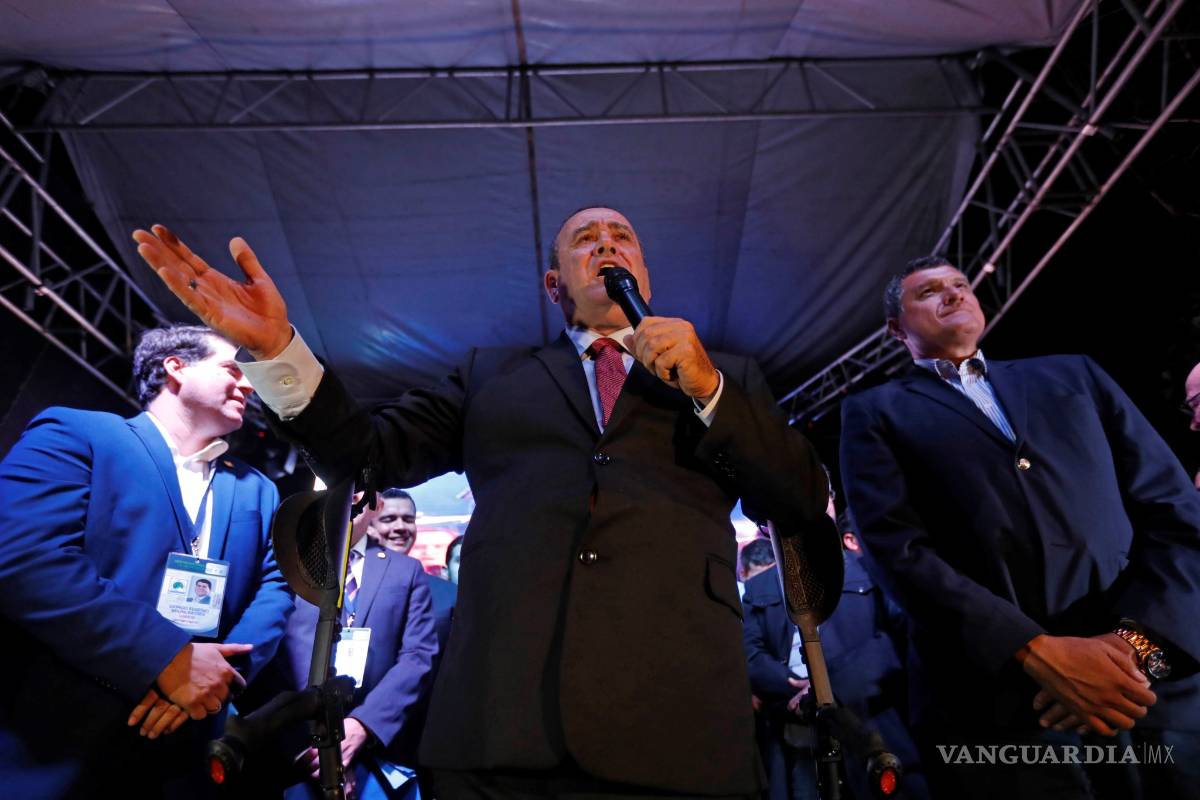 Pobreza, violencia y migración son los retos de Alejandro Giammattei, el nuevo presidente de Guatemala