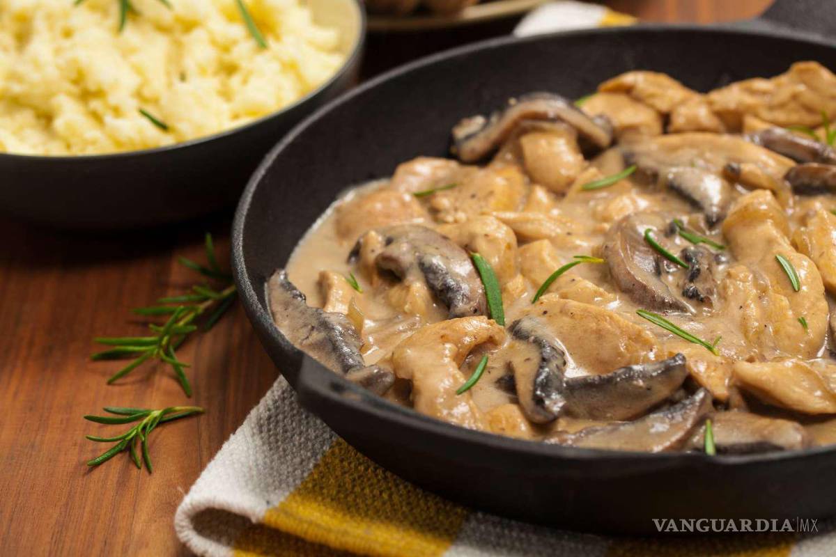 $!Pollo a la crema con champiñones